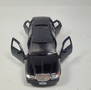 Kumar Toys Die-cast Metal 1999 Lincoln Town Stretch